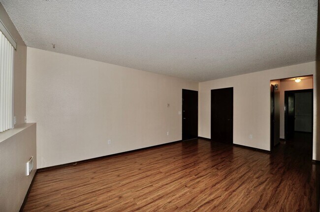 Building Photo - 2 bed 1 bath apartment (4plex building) lower unit