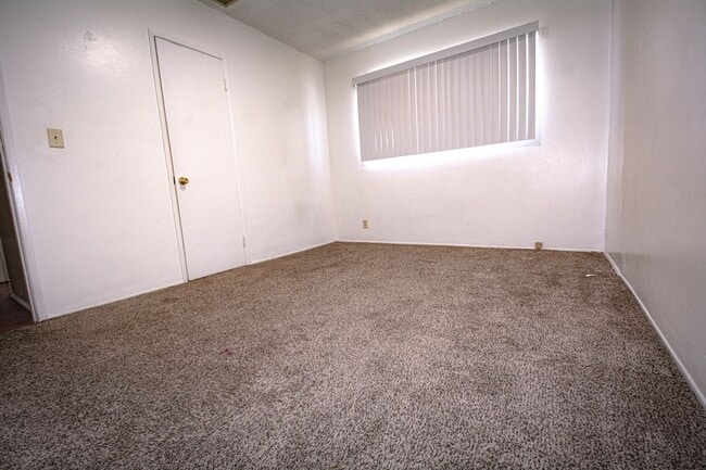 Building Photo - 2Bedroom 1 Bath with 1 Car GR Spacious Apartment Unit -Azusa