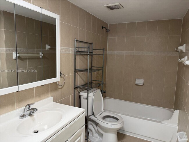 Building Photo - 10000 NW 80th Ct