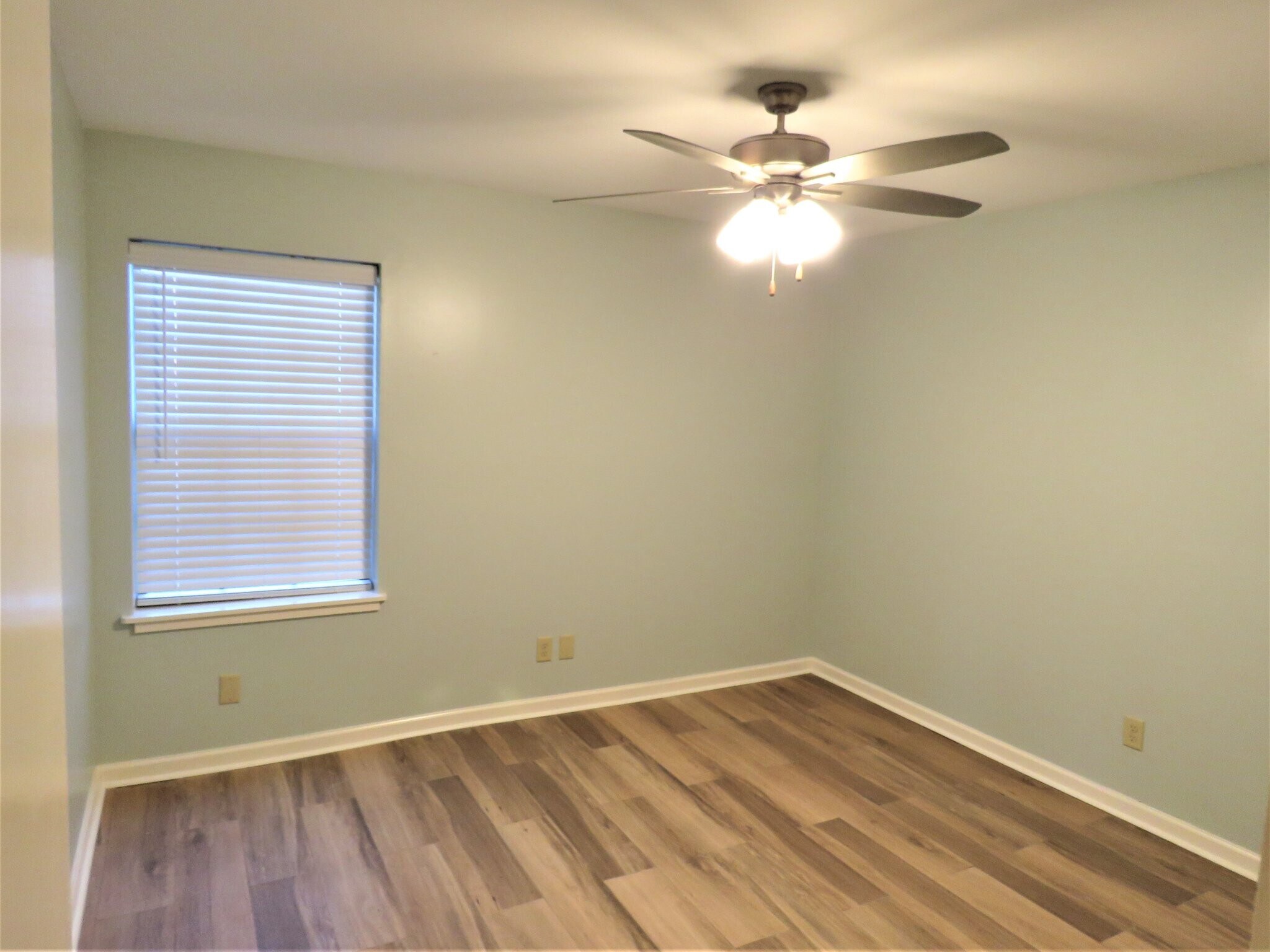 Building Photo - 509 E 7th St