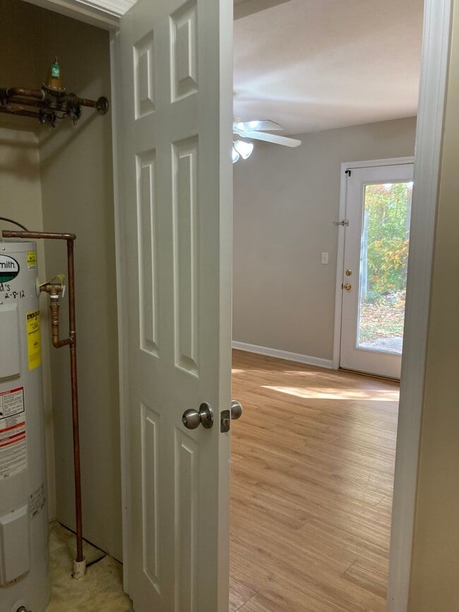 Building Photo - LOCATION LOCATION Location!  Close to Baptist Health Hospital, Shopping, & More