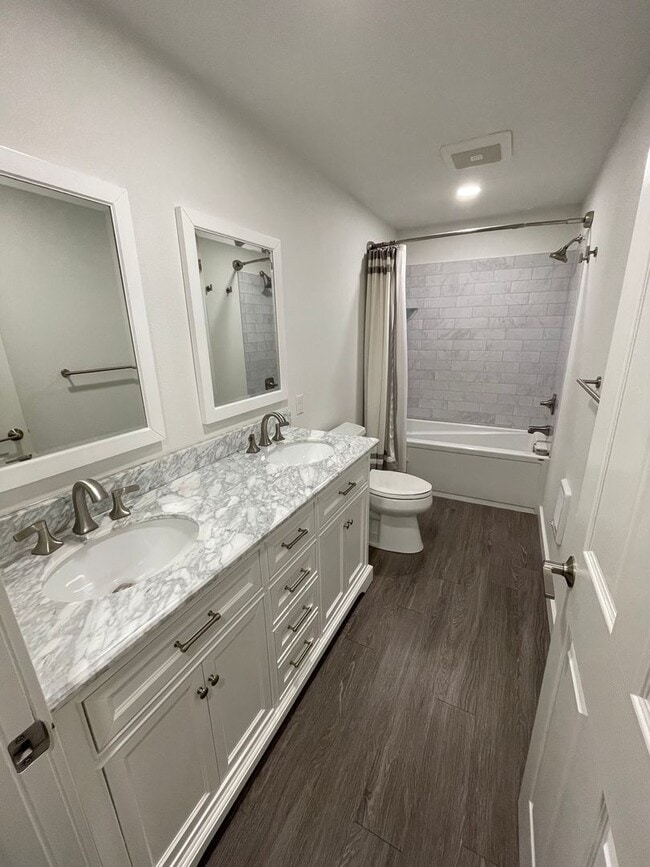 Building Photo - 61464 Little John Ln