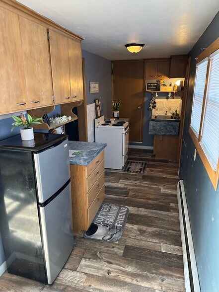 Unit 4 - Kitchen - 402 S Memorial Dr