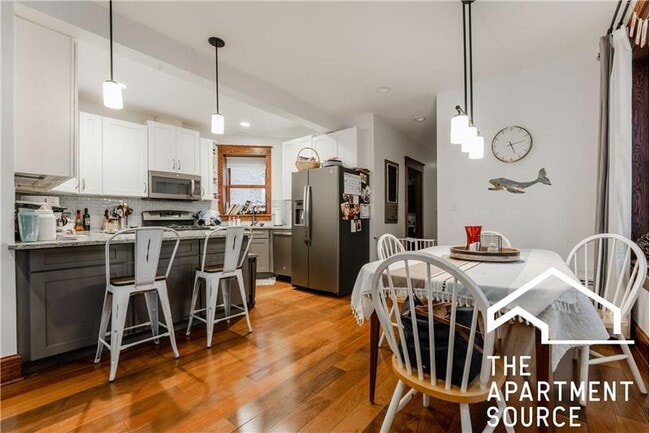 Building Photo - 1019 W Oakdale Ave