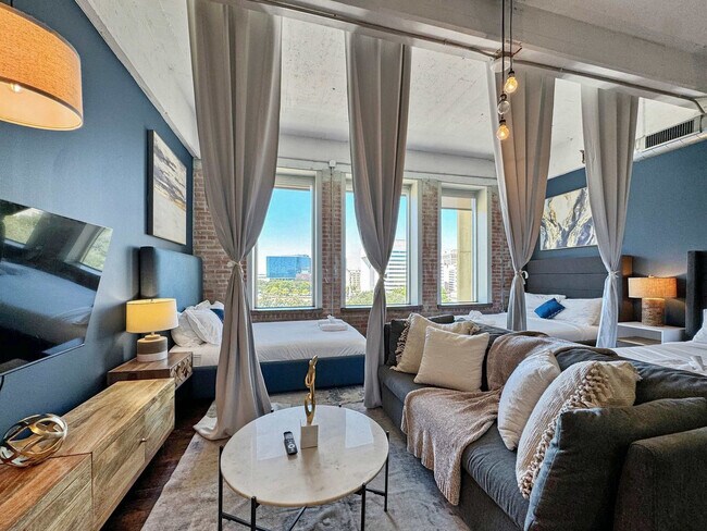 Building Photo - 555 Evergreen St