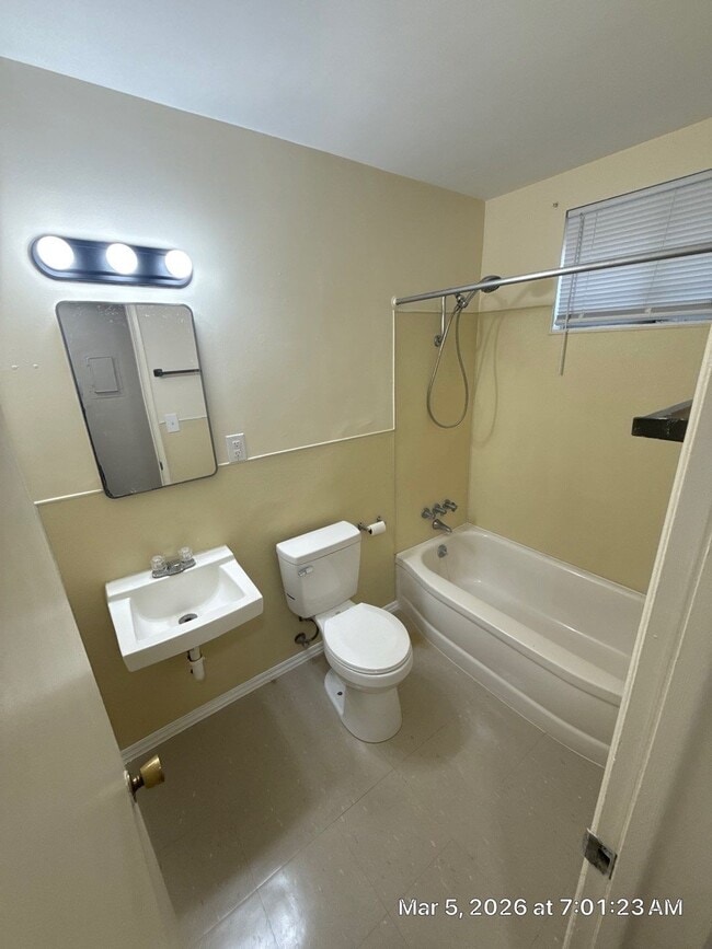 Building Photo - 955 W C St