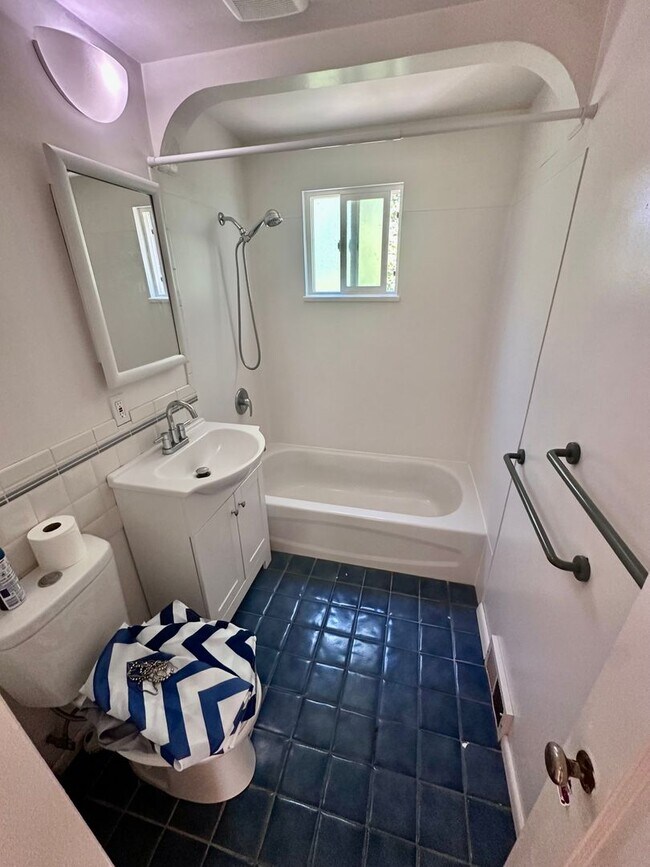 Building Photo - Charming 3bed/2bath House!