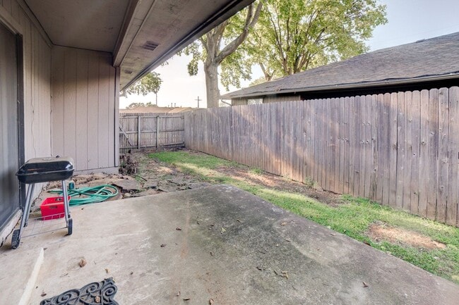 Building Photo - PETS NOT ALLOWED - Newly renovated duplex unit in the heart of midtown Tulsa