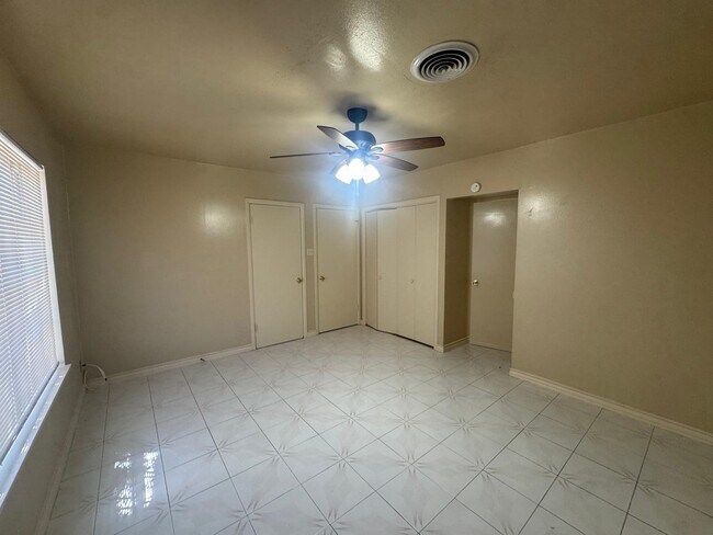 Building Photo - 302 Huisache Dr