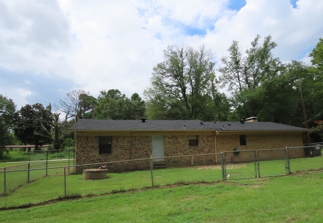 Building Photo - Country Living-City Close! 3 Bedroom, 2 Ba...