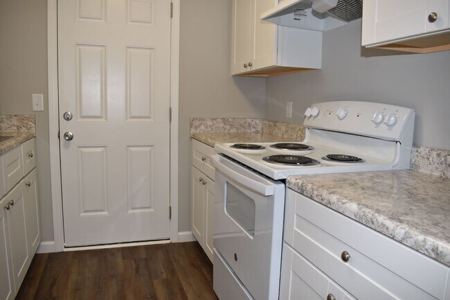 Building Photo - Quite peaceful 2 Bed, 1 Bath Duplex in Panama, FL - Perfect for Cozy Living!