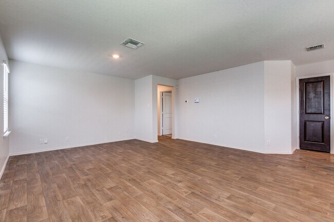Building Photo - BEAUTIFUL 3-BEDROOM D.R. HORTON HOME IN RE...