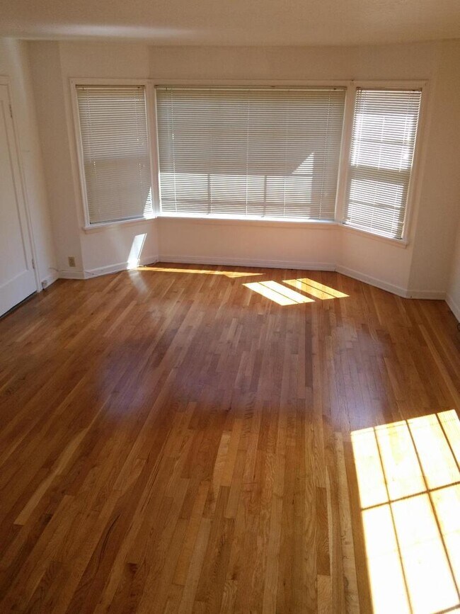 Building Photo - (837) 27th Street Apartments - 1 Bedroom /...