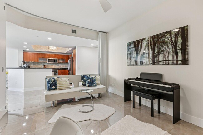 Building Photo - 2640 Lake Shore Dr