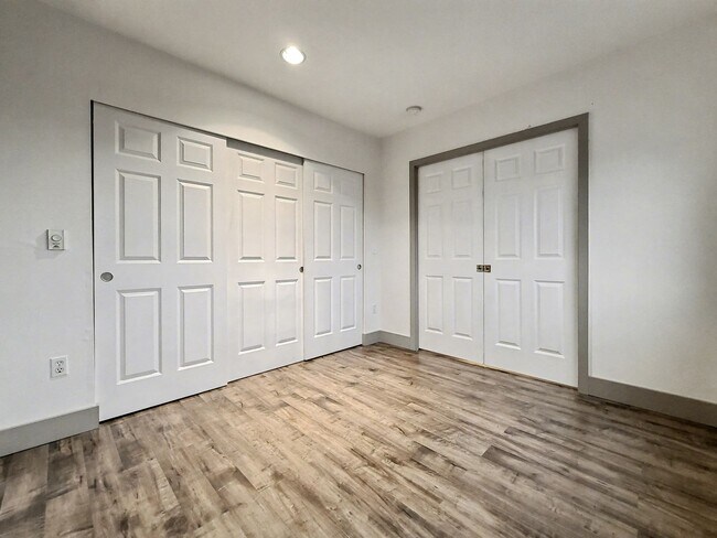 Building Photo - Beautiful Queen Anne Condo with Puget Sound Views & Secure Parking!