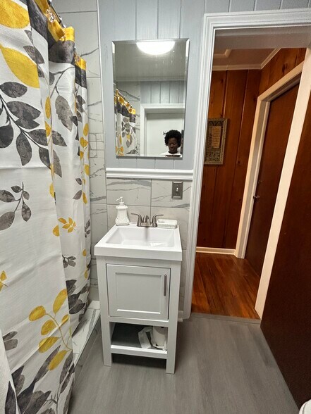 Bathroom - 2511 Mashburn Rd