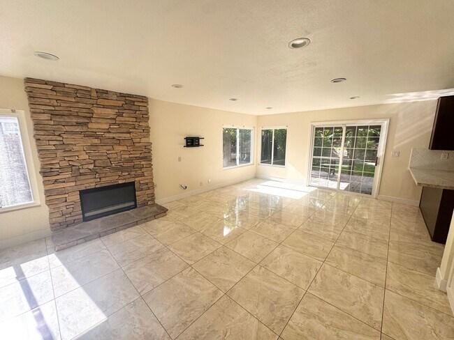 Building Photo - Rare opportunity spacious remodeled Camarillo Home on cul-de-sac with Electricity included!