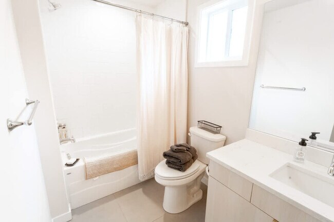 Building Photo - 5177 NE 14th Pl