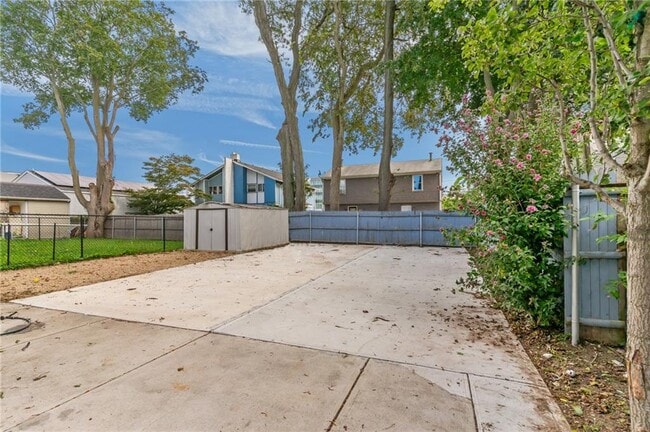 Building Photo - 176 Pavilion Ave