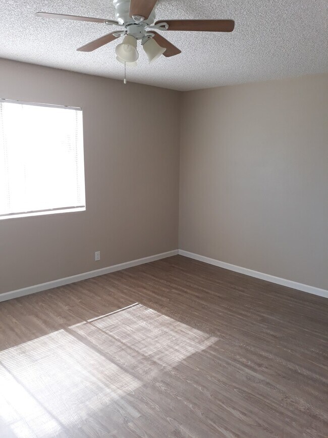 Building Photo - 3 Bed/ 1 Bath San**$2495**