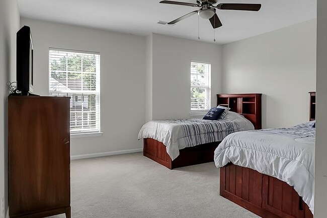 Building Photo - 334 Albrighton Way