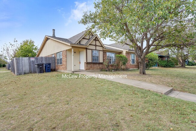 Building Photo - Fort Worth 2/1 Duplex close to TCC South!