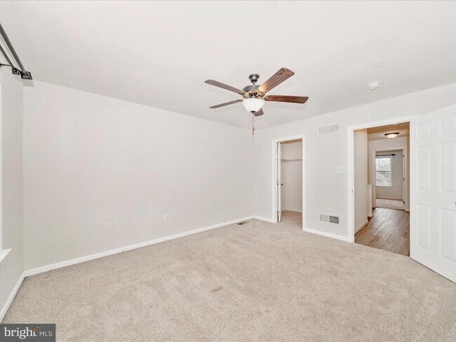 Building Photo - THREE LEVEL TOWN HOUSE IN KELLERTON