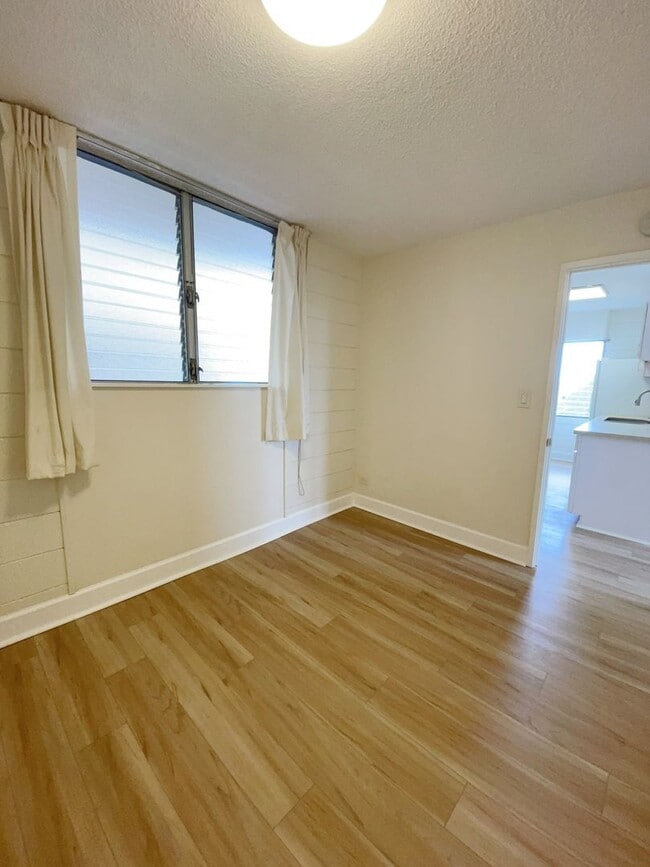 Building Photo - Nalanui Hale - 2 bed, 1 bath, 1 parking