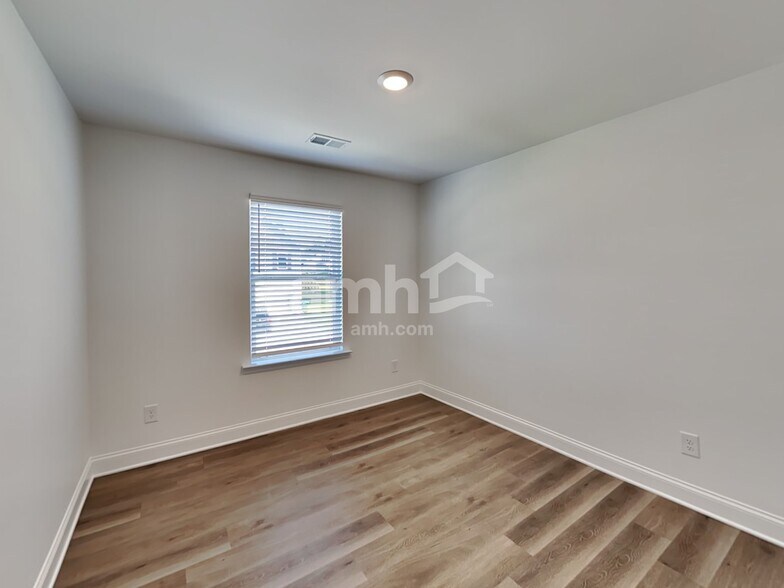 Building Photo - 1007 Highland Walk