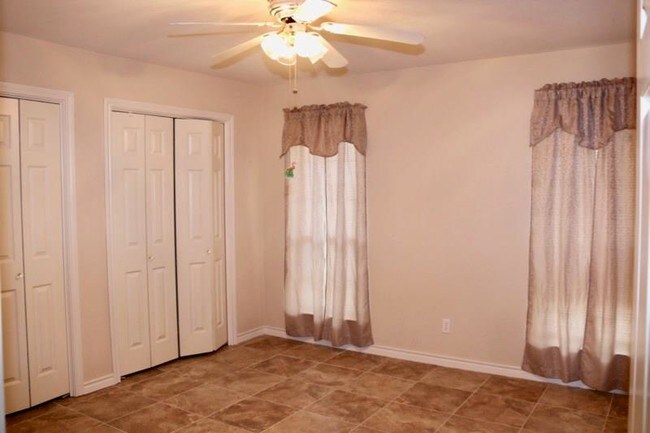 Building Photo - 903 Milroy Dr W