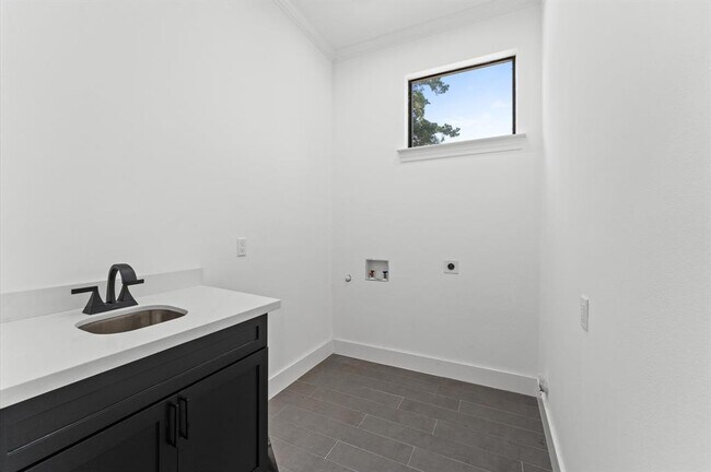 Building Photo - 10070 Cedardale Dr