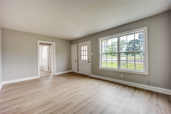 Building Photo - Freshly Updated House