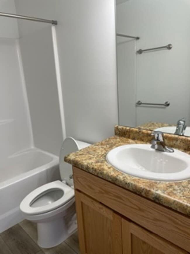 Building Photo - 3 BEDROOMS SINGLE LEVEL HOME