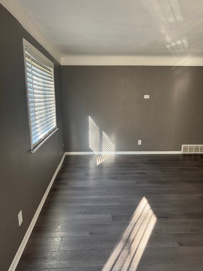 Building Photo - 19568 Dresden St