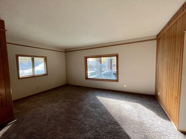 Building Photo - 911 N Center St