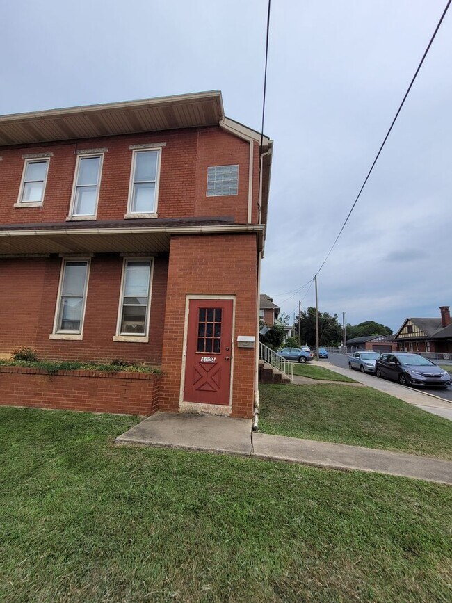 Building Photo - 402 N Railroad St