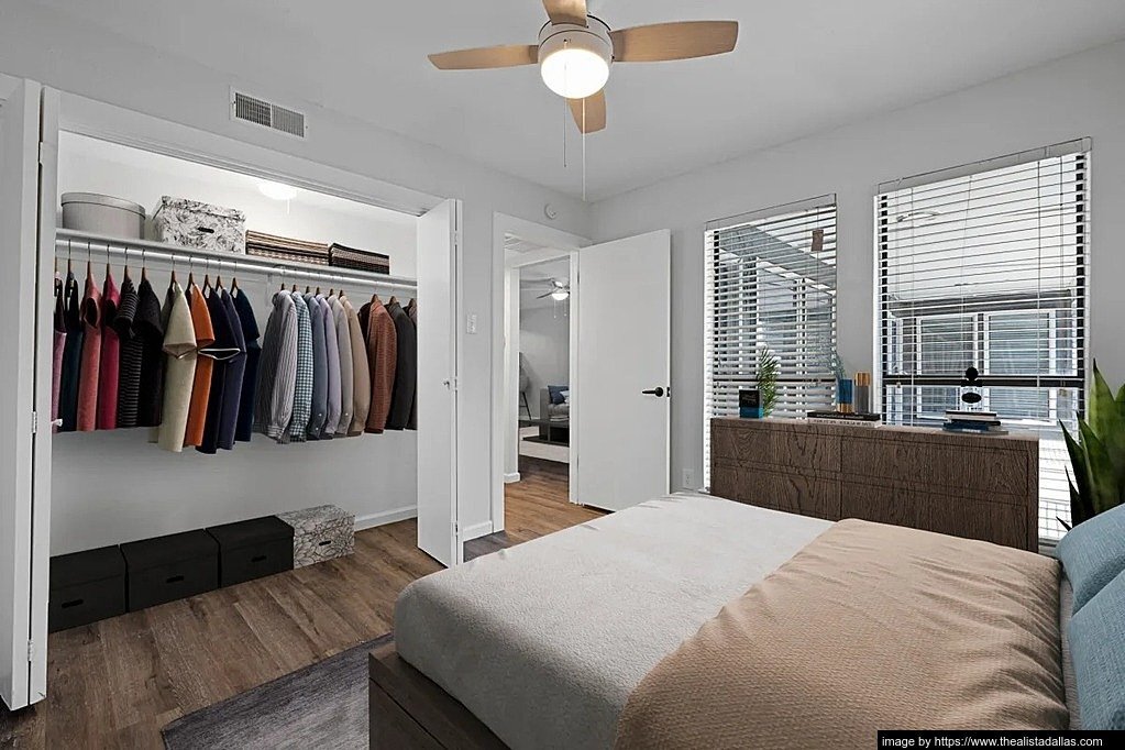 Building Photo - 10028 Royal Ln