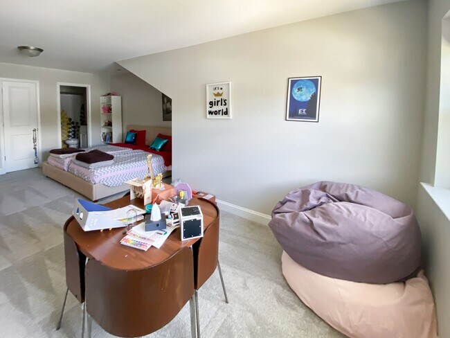Building Photo - Beautiful Townhome at Manordale - LEASE TA...