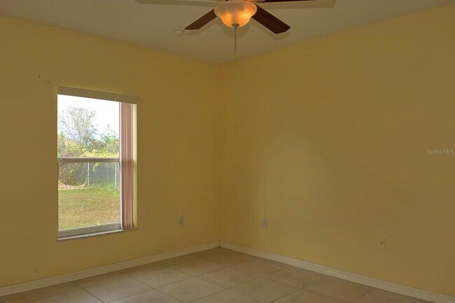Building Photo - 752 Paris Dr