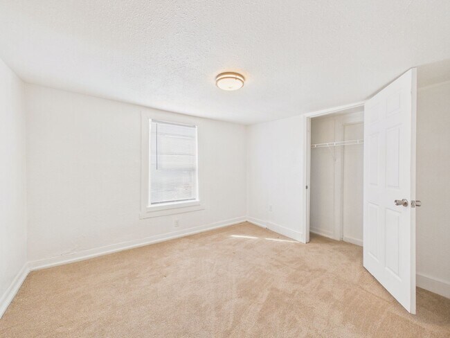 Building Photo - 270 Calder St