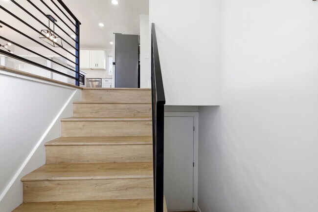 Building Photo - 5210 Woodledge Ave