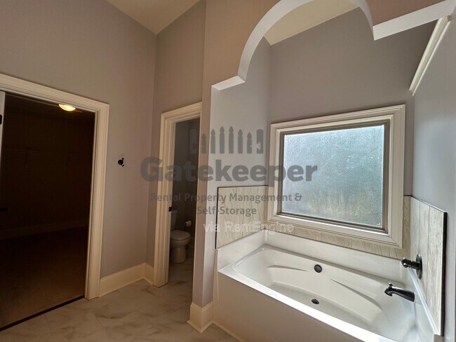 Building Photo - 124 Village Pl