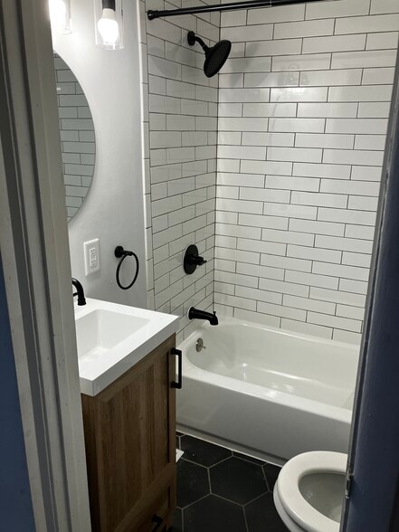 Upper Full Bath - 173 36th St