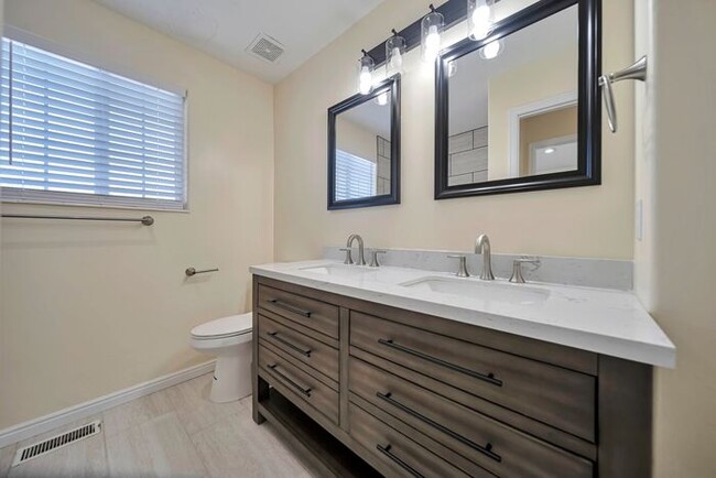 Building Photo - Awesome remodel home in great location w a...