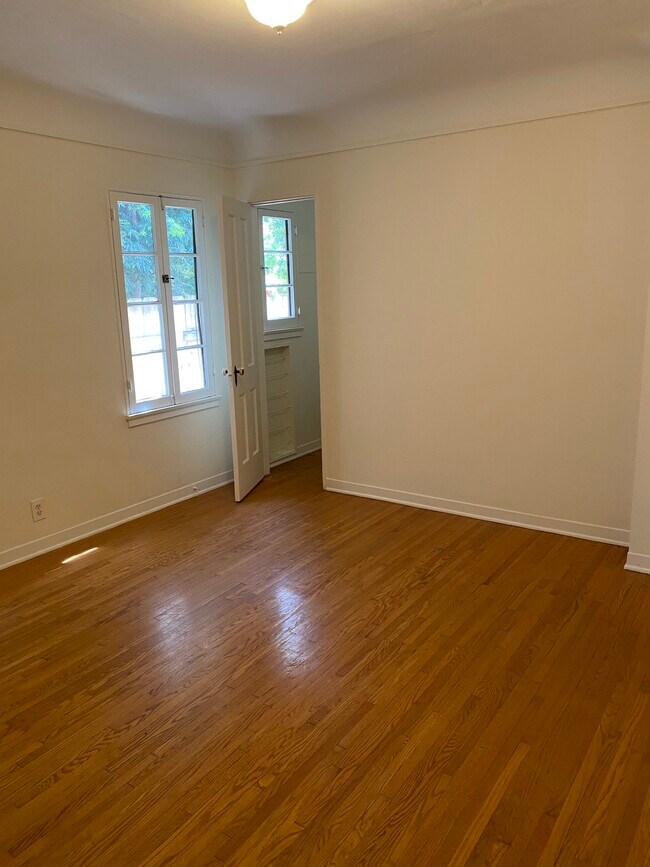 Building Photo - 3781 Greenwood Ave