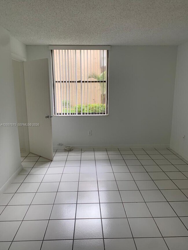 Building Photo - 14221 N Kendall Dr