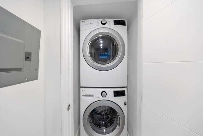 Building Photo - 1717 N Bayshore Dr