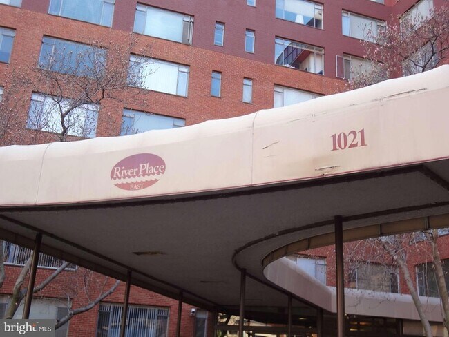 Building Photo - 1021 Arlington Blvd