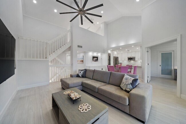 Building Photo - 3902 Fairway Dr S