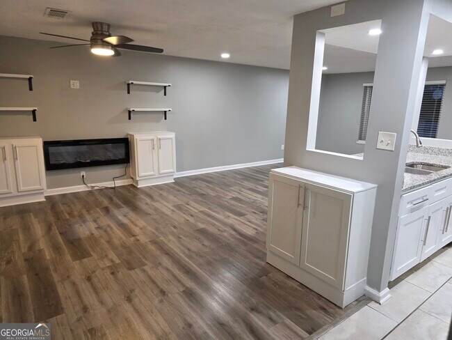 Building Photo - 5349 Tracey Dr